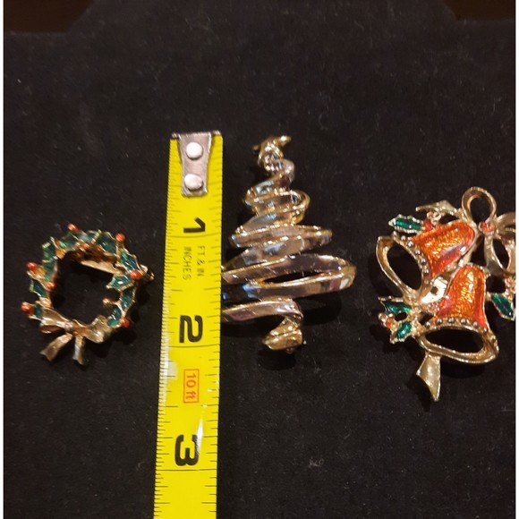 Vintage Christmas Pin brooch, 1 Wreath , 1 Christmas Tree , and 1 Jingle Bell - Picture 5 of 5